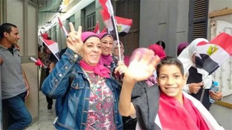 السيدات يتصدرن المشهد اليوم في توثيق توكيلات ترشيح «السيسي»