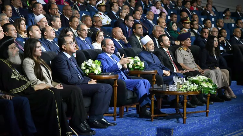 السيسي : دعمنا قطاع الصناعة لسد الفجوة بين الإيرادات والمصروفات