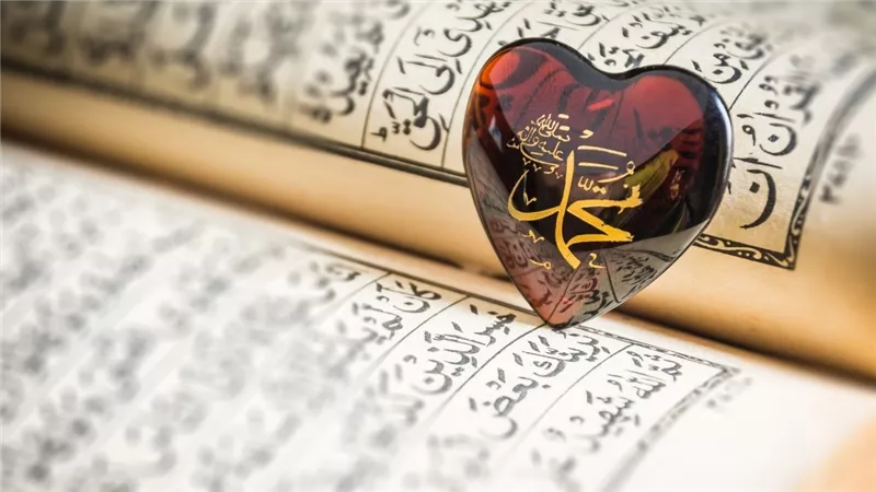 هل يجوز قطع قراءة القرآن للصلاة على النبي؟
