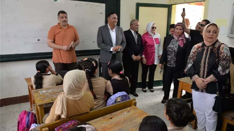 محافظ الدقهلية يتفقد عدد من المدارس بمدينة المنصوره