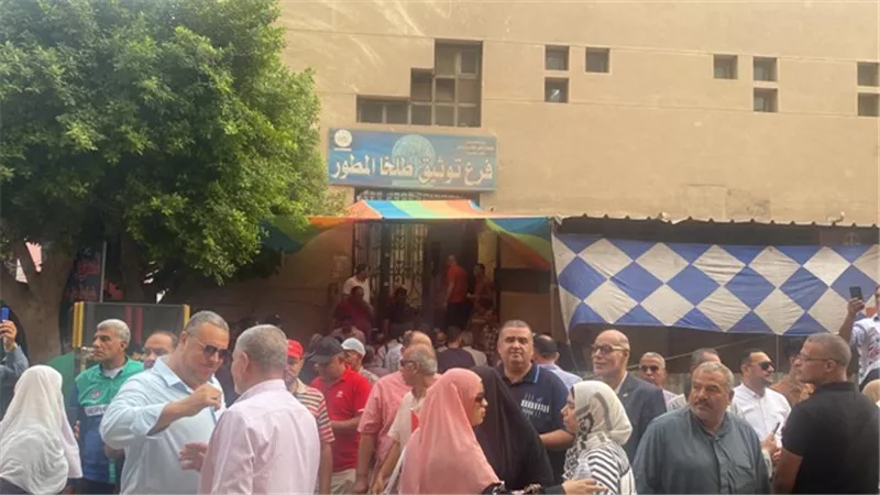 بالطبلة والمزمار زحام امام مقرات الشهر العقاري بالدقهلية