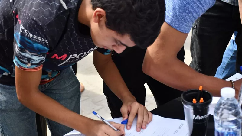 العمل تُشارك في افتتاح ملتقى توظيف للشباب
