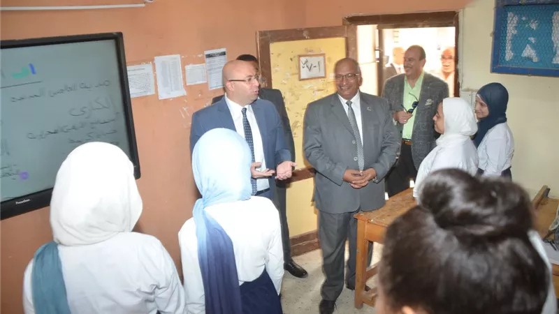 محافظ بني سويف يطمئن على انتظام اليوم الاول الدراسى