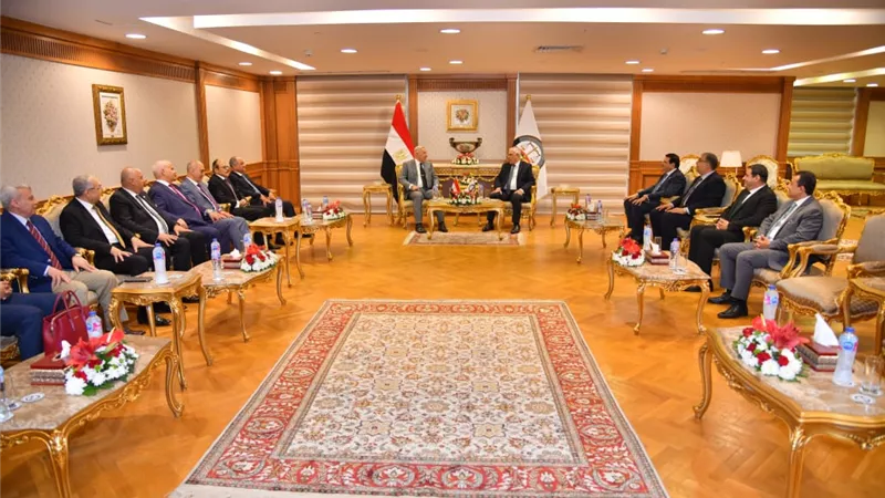 النائب العام ورئيس المحكمة الدستورية يؤكدان أهمية التعاون بين الج