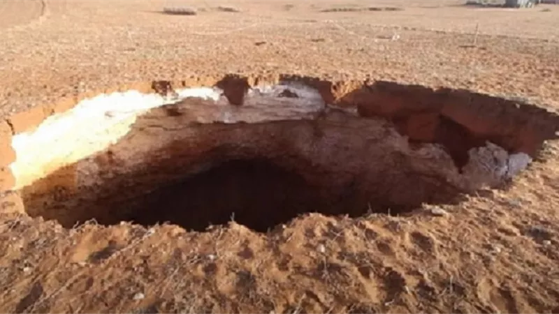 ظهور مفاجئ لحفرة بعمق 60 متراً في مدينة مغربية