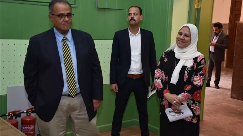 نائب رئيس جامعة عين شمس يتفقد بداية الدراسة في كلية العلوم