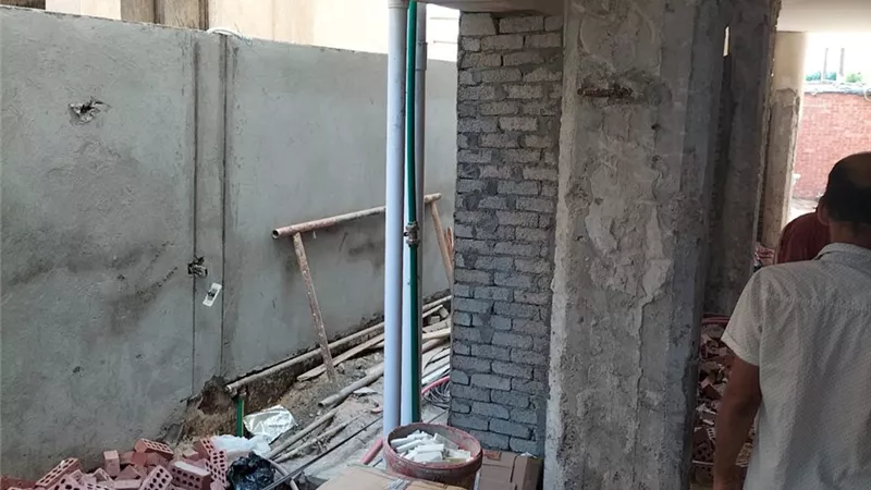 وقف تنفيذ تعدٍّ بالبناء بدون ترخيص في فايد بالإسماعيلية