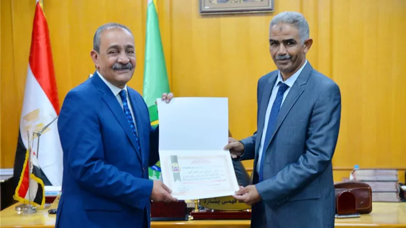 محافظ الإسماعيلية يُكرِّم مدير إدارة الاتصال السياسي
