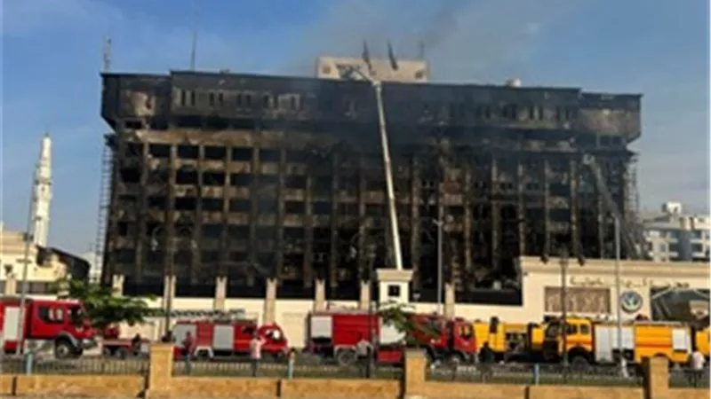 وزير الداخلية يتفقد آثار حريق مبنى مديرية أمن الإسماعيلية