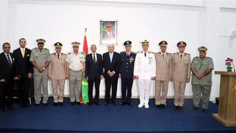 تكريم ضباط من القوات المسلحة بكلية الدفاع لدول الساحل الخمس