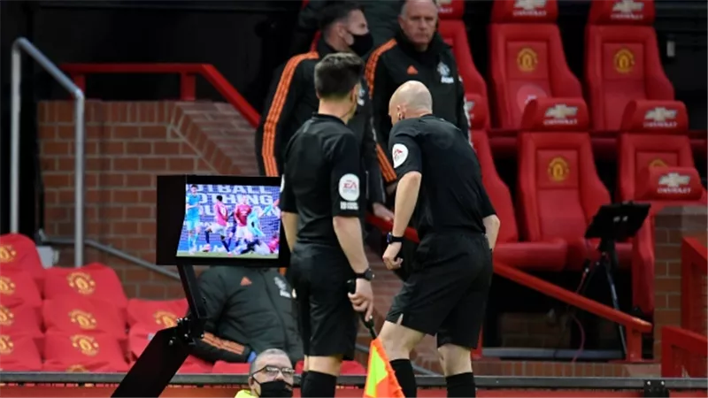 بعد فضيحة ليفربول.. انتقادات جديدة لحكام الدوري الإنجليزي