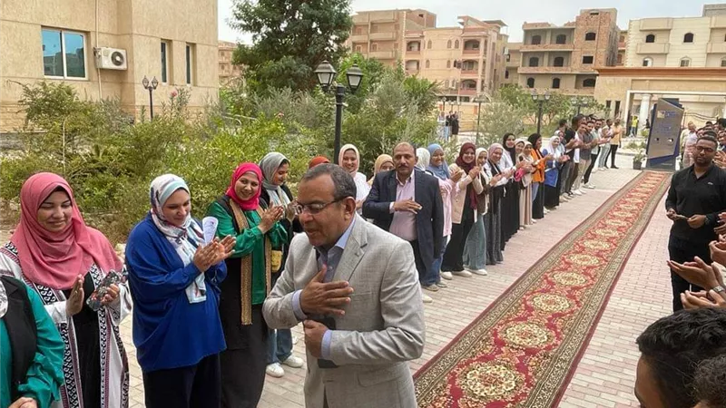 جامعة بني سويف التكنولوجية تكرم رئيسها