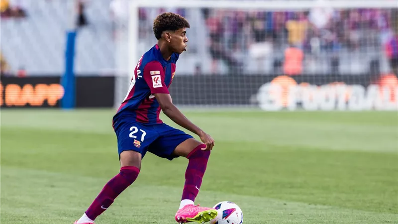 رسميًا.. برشلونة يمدد عقد نجمه الموهوب يامال لمدة 3 مواسم