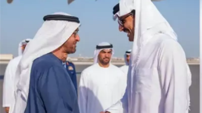 محمد بن زايد يصل الدوحة وأمير قطر في مقدمة مستقبليه
