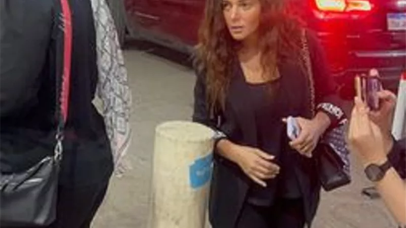 دنيا سميرغانم تواسي ابنة محمد فريد فى عزائه.. صور