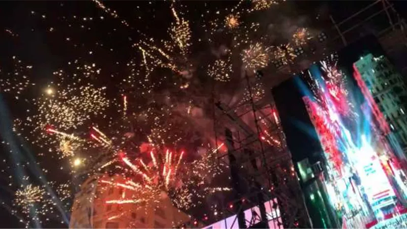 عرض عالمى بالالعاب النارية بميدان الكوربة احتفالا لترشح السيسى