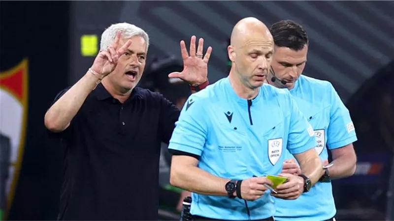 يويفا يعلن حكم مباراة برشلونة وبورتو في دوري أبطال أوروبا