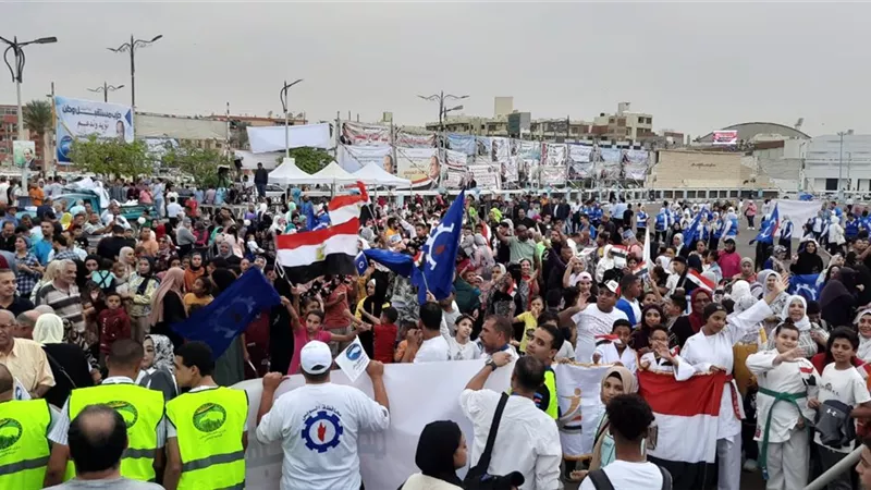أهالي السويس يحتشدون بالكورنيش الجديد لتأييد ترشح الرئيس السيسي
