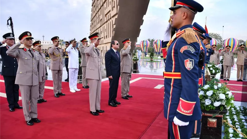 الرئيس السيسي يضع إكليلا من الزهور على النصب التذكاري لشهداء القوات المسلحة..فيديو