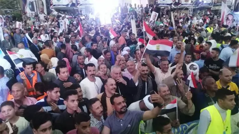 الآلاف يواصلون احتشادهم بأسيوط في احتفالية مستقبل وطن ويرددون 