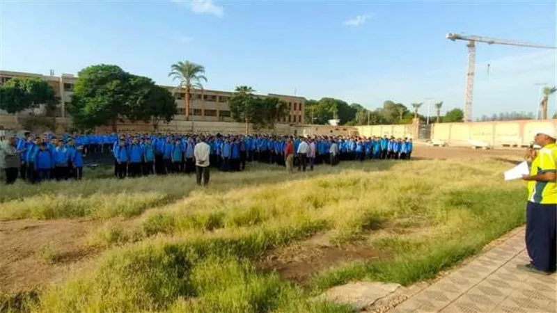 وسط غابة من الحشائش:انتظام الدراسة بالصف الأول بثانوية الأقصر