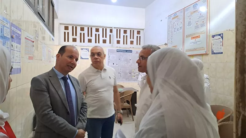 الجزار يوجه تمريض مستوصف صدر بنها بالالتزام بالزي الرسمي