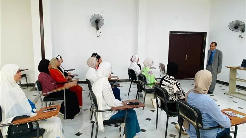 وكيل آداب العريش يعقد لقاءً توعوياً للطلاب حول 
