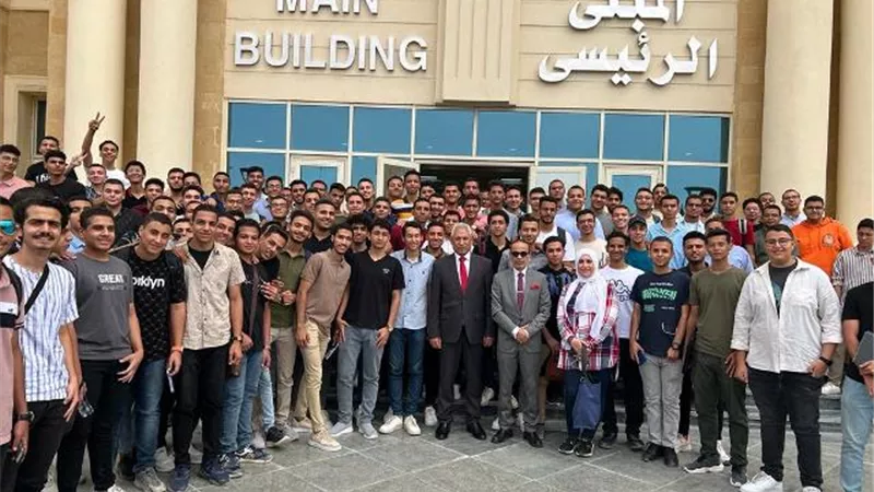 فرحات يتابع انتظام الدراسة بجامعة المنيا الأهلية ويلتقي بالطلاب
