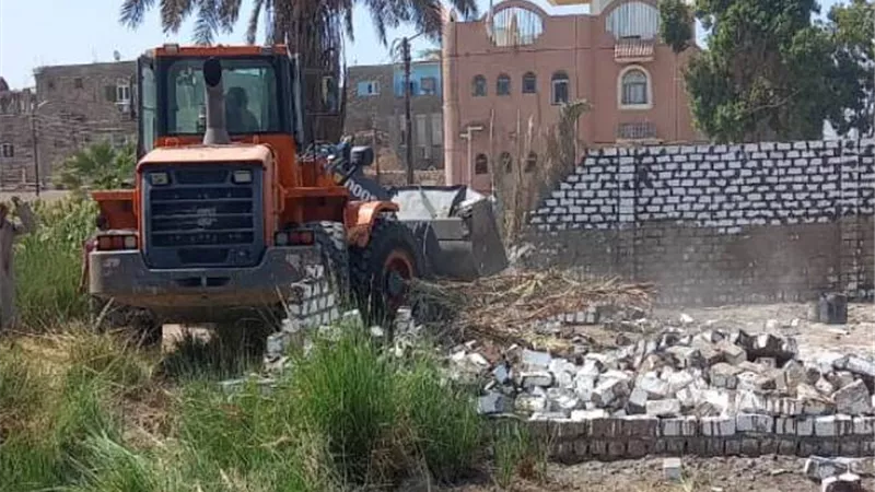 إزالة سور مخالف بارتفاع مترين بالأقصر