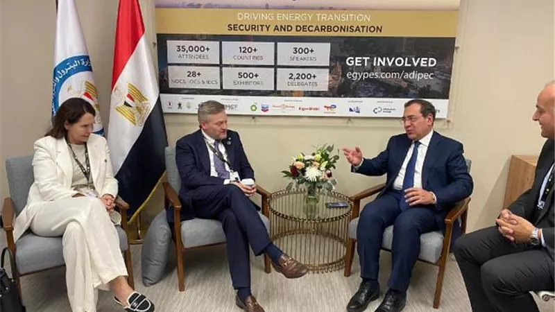 الملا يبحث مع بريتش بتروليم البريطانية خططها الاستثمارية في مصر