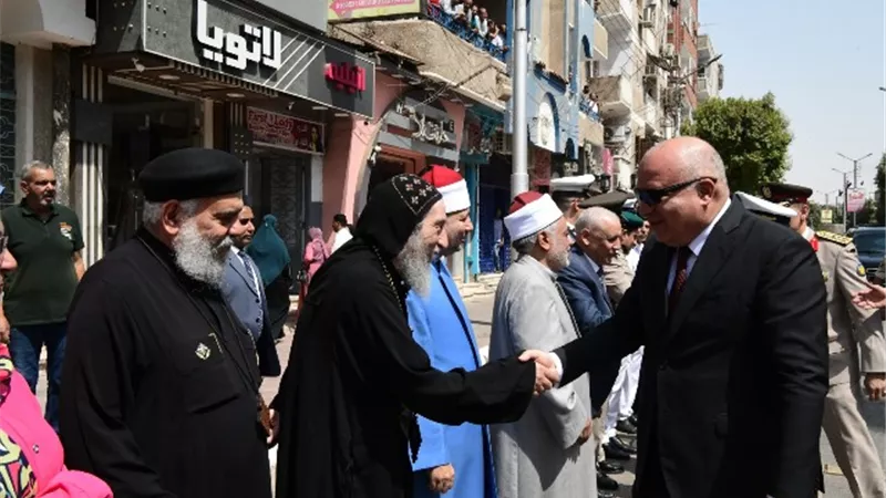 محافظ قنا يضع إكليلا من الزهور على النصب التذكارى لشهداء