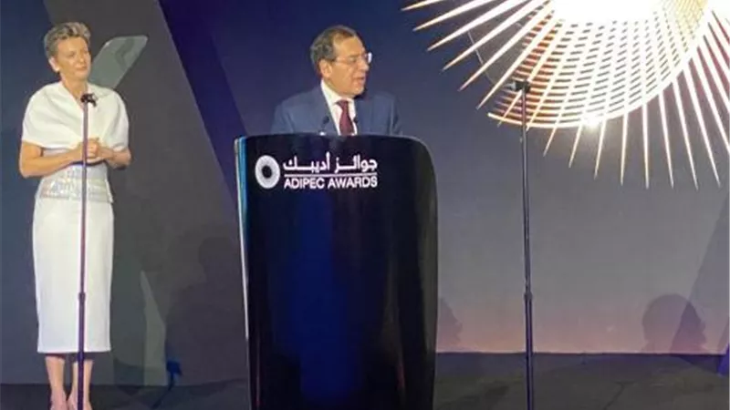 الملا يؤكد أهمية التركيز على مشروعات التحول الطاقى لتحقيق التوازن