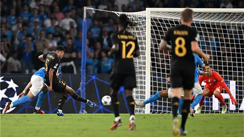 ريال مدريد يحسم الشوط الأول لصالحه بثنائية فى شباك نابولي