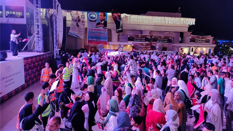 بالصور.. الآلاف من أهالي جنوب سيناء يحتشدون بميدان «سوهو سكوير» لدعم ترشح الرئيس السيسي