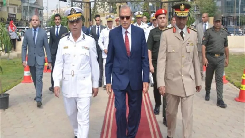 محافظ القليوبية يضع الزهور على النصب التذكاري لشهداء حرب اكتوبر