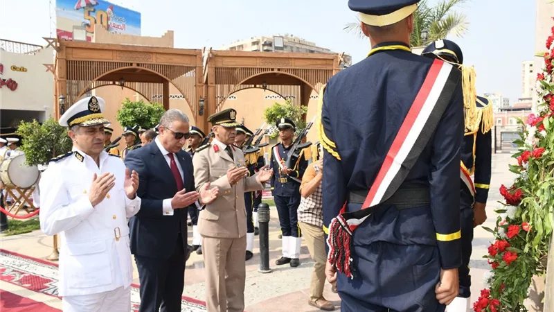 محافظ الفيوم يضع إكليلاً من الزهور على النصب التذكارى للشهداء