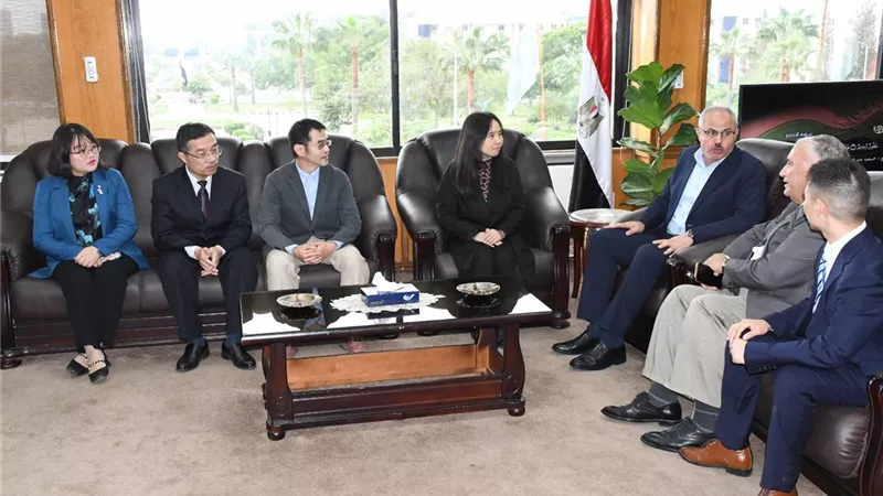 رئيس جامعة القناة يستقبل وفد أكاديمية العلوم الاجتماعية بالصين