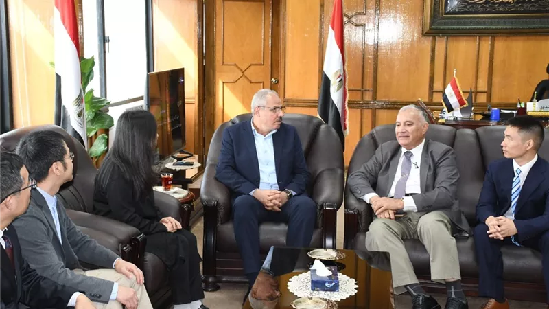 رئيس جامعة قناة السويس يستقبل وفد أكاديمية العلوم الاجتماعية بالصين