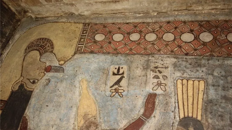 تنظيف الجزء الأخير من سقف معبد إسنا تظهر المزيد من ألوانه الأصلية