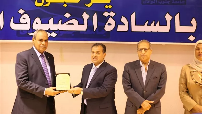 رئيس جامعة جنوب الوادي يشهد حفل تخرج الدفعة 11 بكلية التمريض