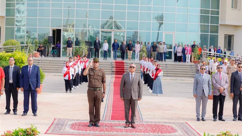 .رئيس جامعة السويس أدي مع الطلاب تحية العلم