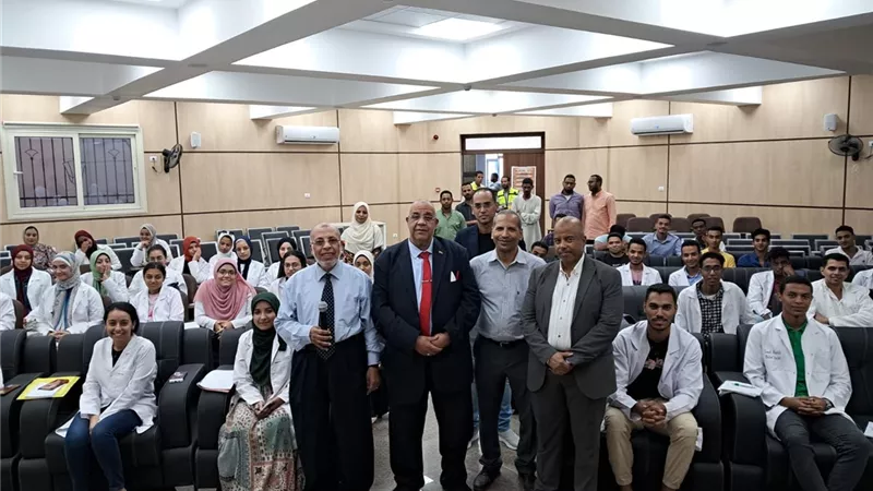 رئيس جامعة الأقصر يتفقد انتظام الدراسة بكلية الطب