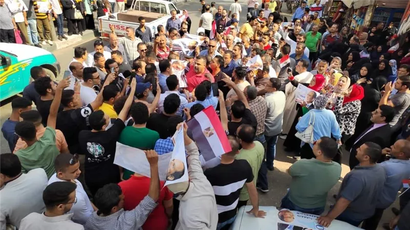 الشراقوة يخرجون فى مسيرات لتحرير توكيلات للرئيس-صور