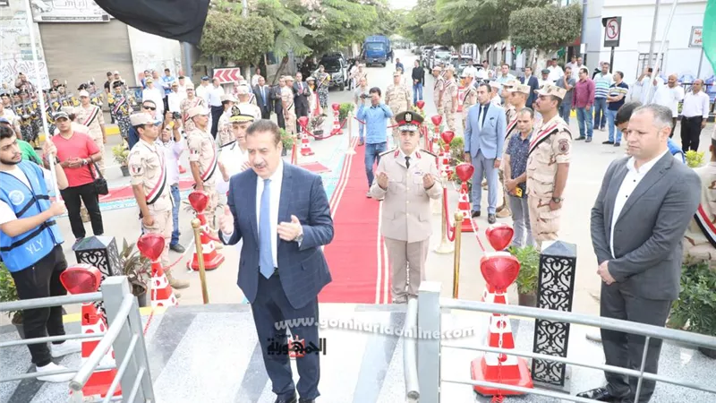 محافظ المنوفية يضع إكليل الزهور على النصب التذكاري بشبين الكوم