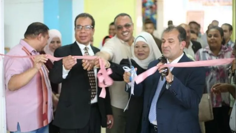 رئيس جامعة جنوب الوادي يتفقد المعرض الفني بالتربية النوعية