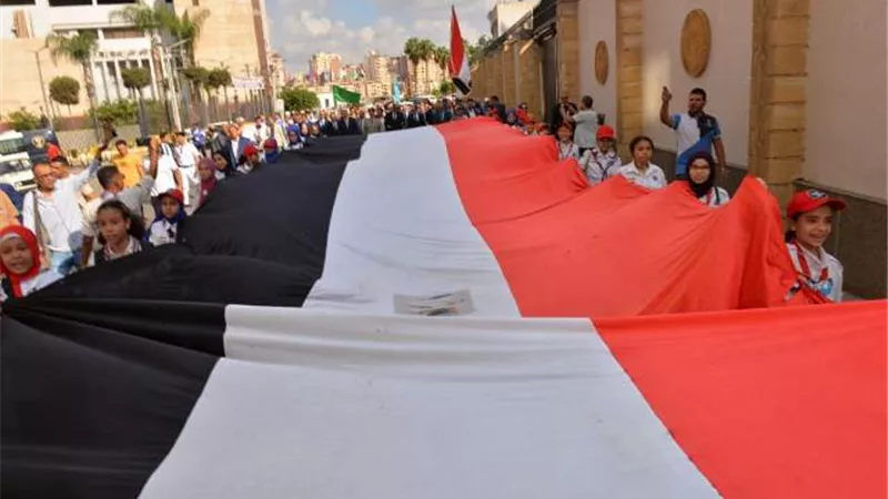 وضع إكليل الزهور علي النصب التذكاري للشهداء بالدقهلية