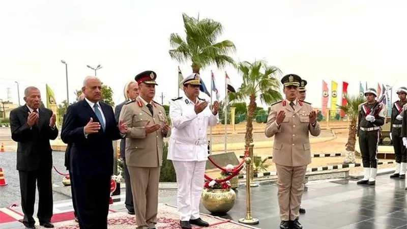 وضع أكاليل الزهور على النصب التذكاري للجندي المجهول بالسويس