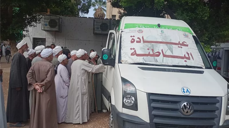 الكشف وعلاج ١٠٥٠ مواطنا فى قافلة طبية مجانية بقرية الحلفاية بحري