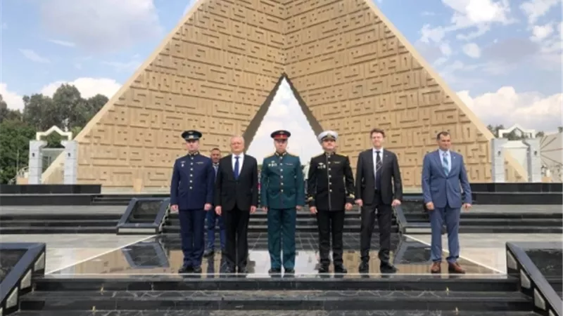 سفير روسيا يضع إكليل من الزهور على قبر الجندي المجهول