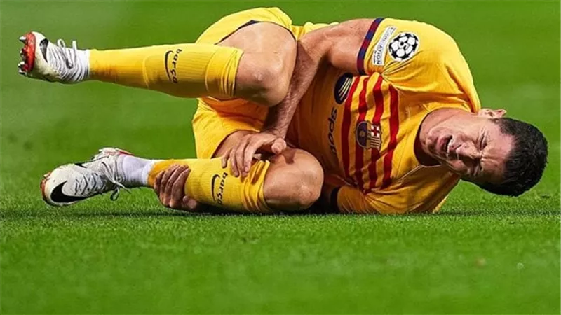 برشلونة يعلن حجم إصابة ليفاندوفسكي.. وتقارير تكشف مدة غيابه